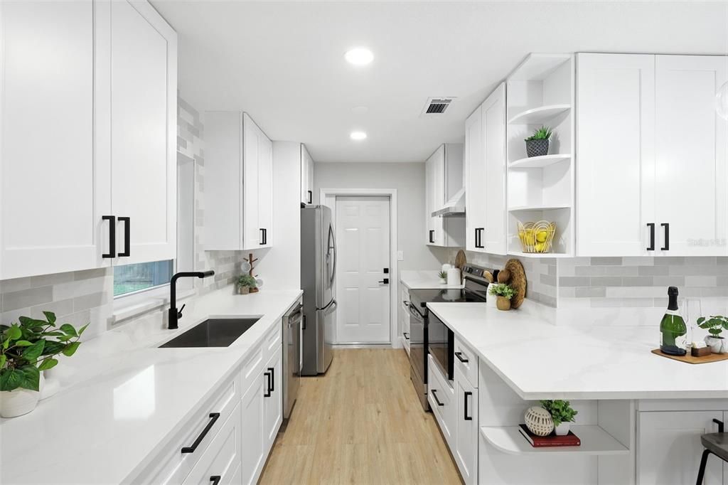 合同活跃: $420,000 (4 贝兹, 3 浴室, 1499 平方英尺)