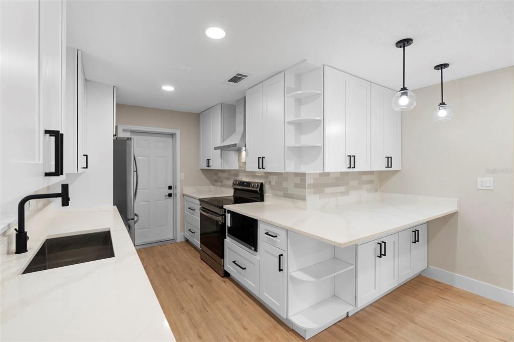 合同活跃: $420,000 (4 贝兹, 3 浴室, 1499 平方英尺)