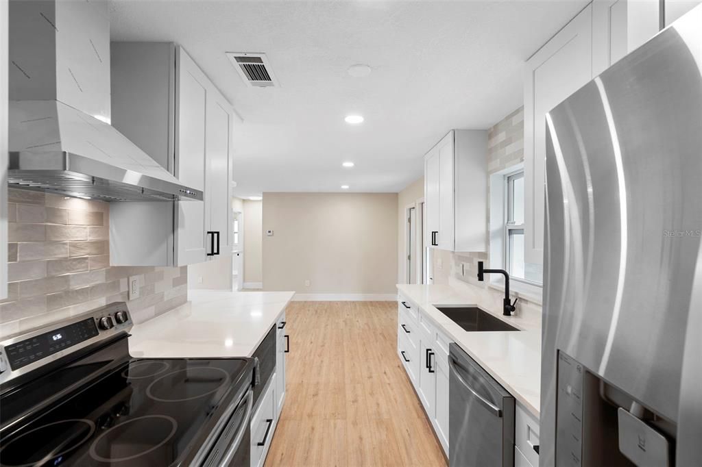 合同活跃: $420,000 (4 贝兹, 3 浴室, 1499 平方英尺)