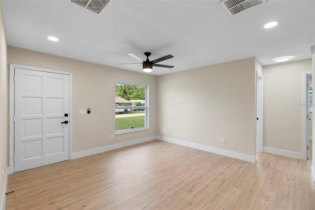 合同活跃: $420,000 (4 贝兹, 3 浴室, 1499 平方英尺)