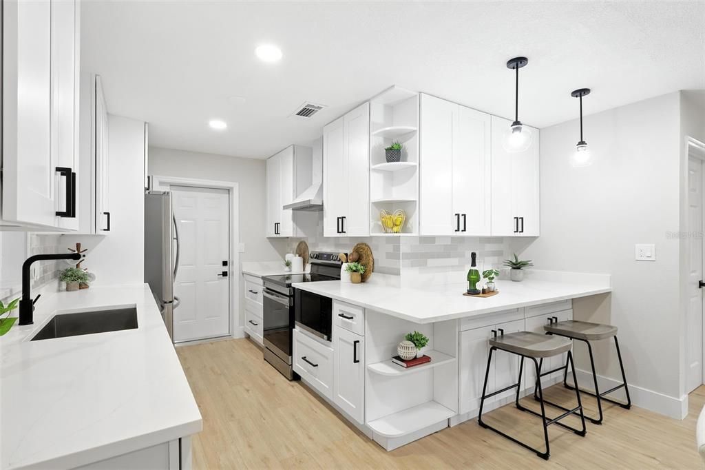 合同活跃: $420,000 (4 贝兹, 3 浴室, 1499 平方英尺)