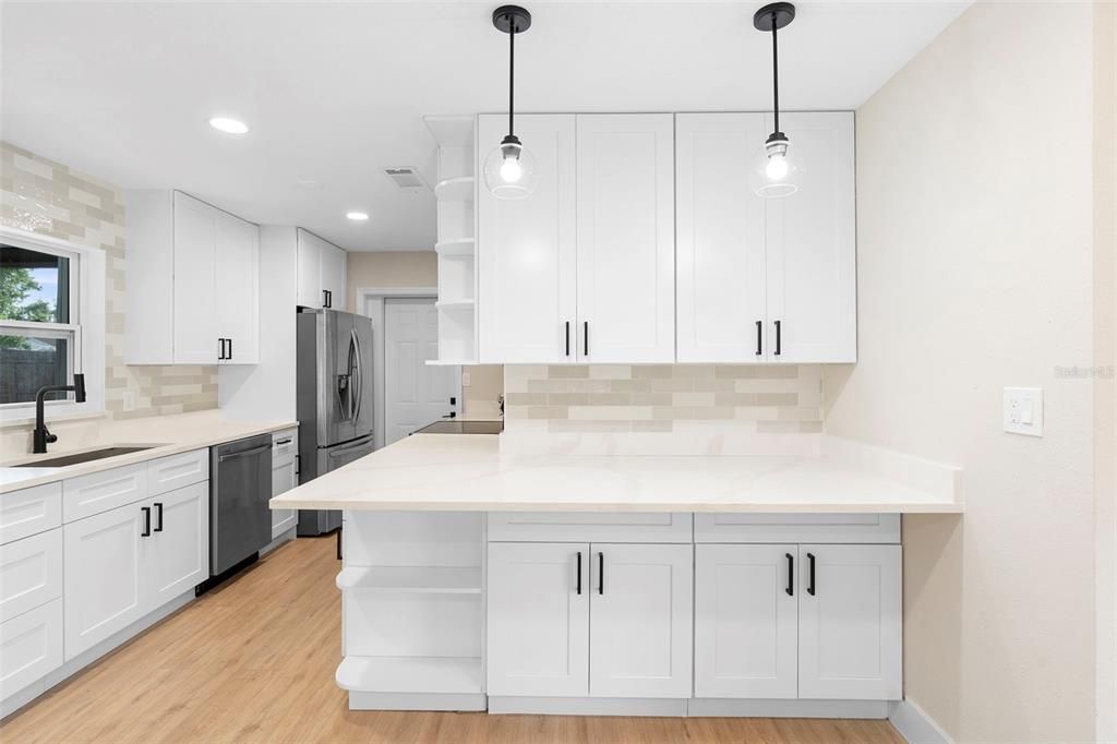 合同活跃: $420,000 (4 贝兹, 3 浴室, 1499 平方英尺)