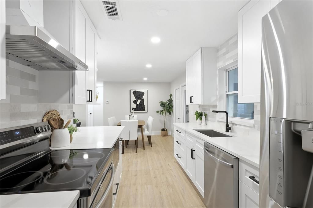 合同活跃: $420,000 (4 贝兹, 3 浴室, 1499 平方英尺)