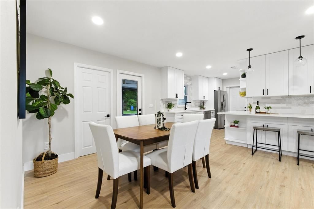 合同活跃: $420,000 (4 贝兹, 3 浴室, 1499 平方英尺)