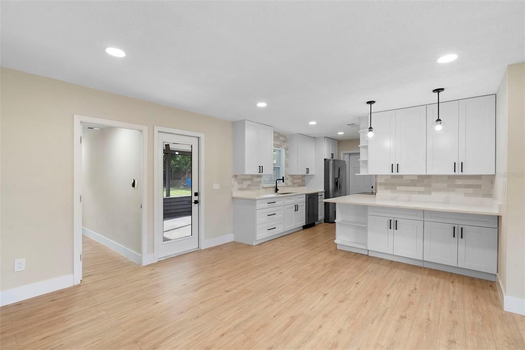 合同活跃: $420,000 (4 贝兹, 3 浴室, 1499 平方英尺)