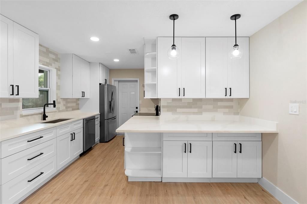 合同活跃: $420,000 (4 贝兹, 3 浴室, 1499 平方英尺)