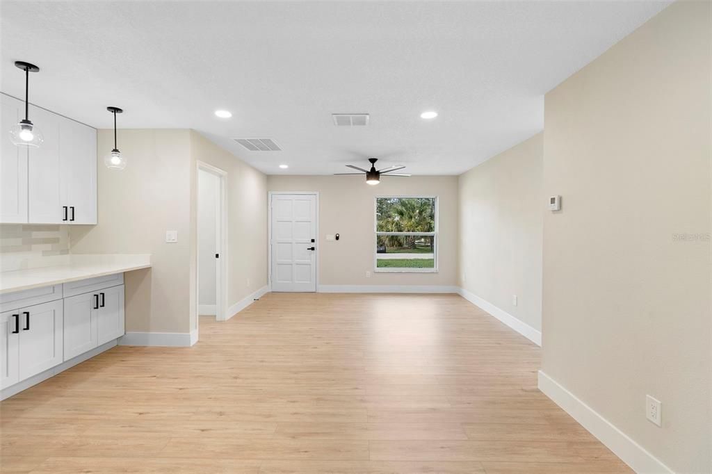 合同活跃: $420,000 (4 贝兹, 3 浴室, 1499 平方英尺)