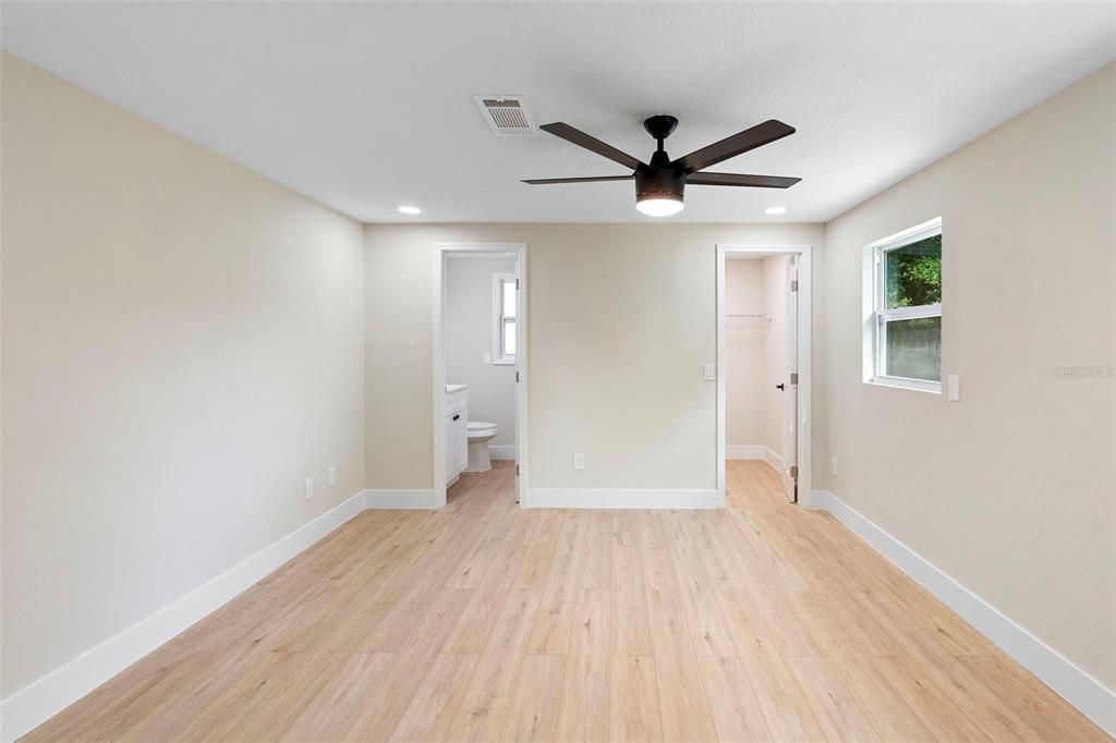 合同活跃: $420,000 (4 贝兹, 3 浴室, 1499 平方英尺)