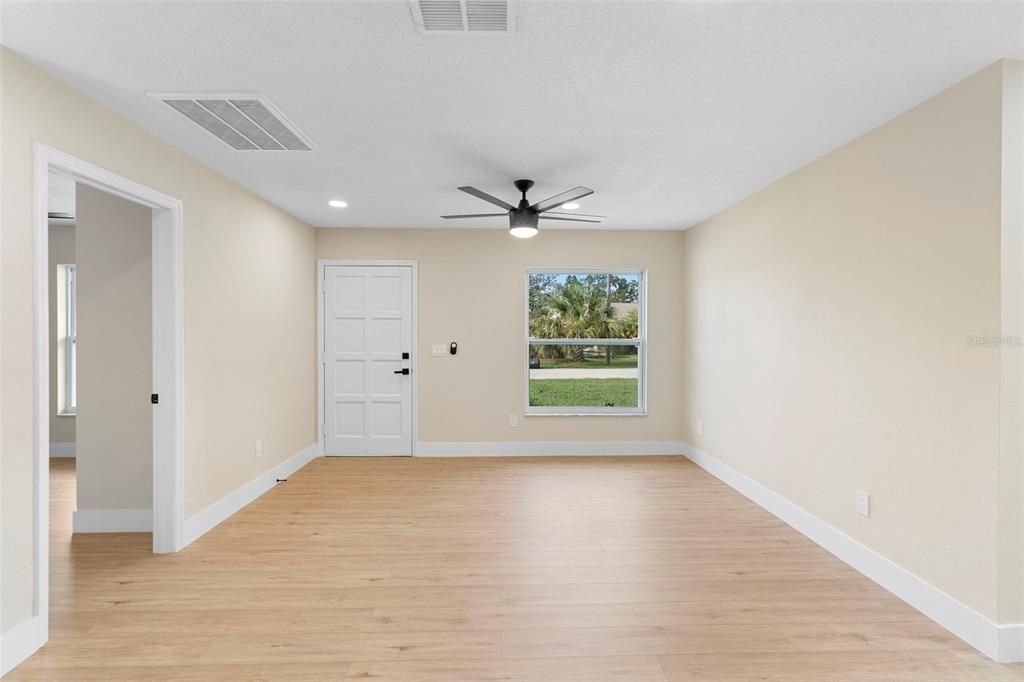 合同活跃: $420,000 (4 贝兹, 3 浴室, 1499 平方英尺)