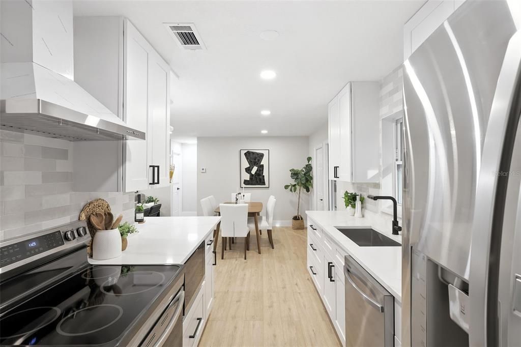 合同活跃: $420,000 (4 贝兹, 3 浴室, 1499 平方英尺)