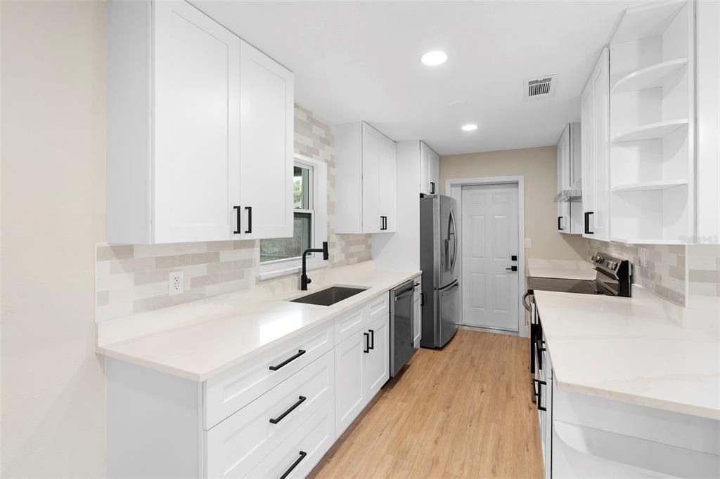 合同活跃: $420,000 (4 贝兹, 3 浴室, 1499 平方英尺)