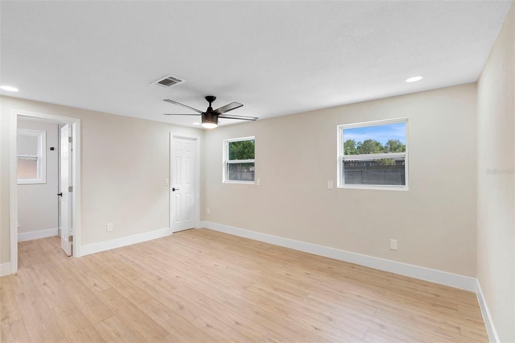 合同活跃: $420,000 (4 贝兹, 3 浴室, 1499 平方英尺)