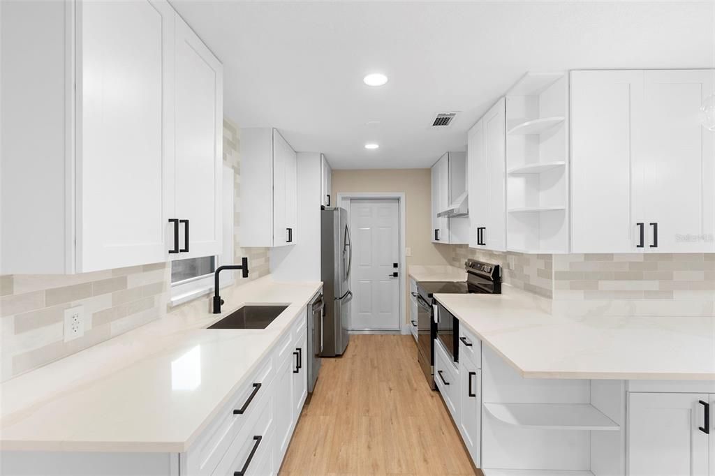 合同活跃: $420,000 (4 贝兹, 3 浴室, 1499 平方英尺)