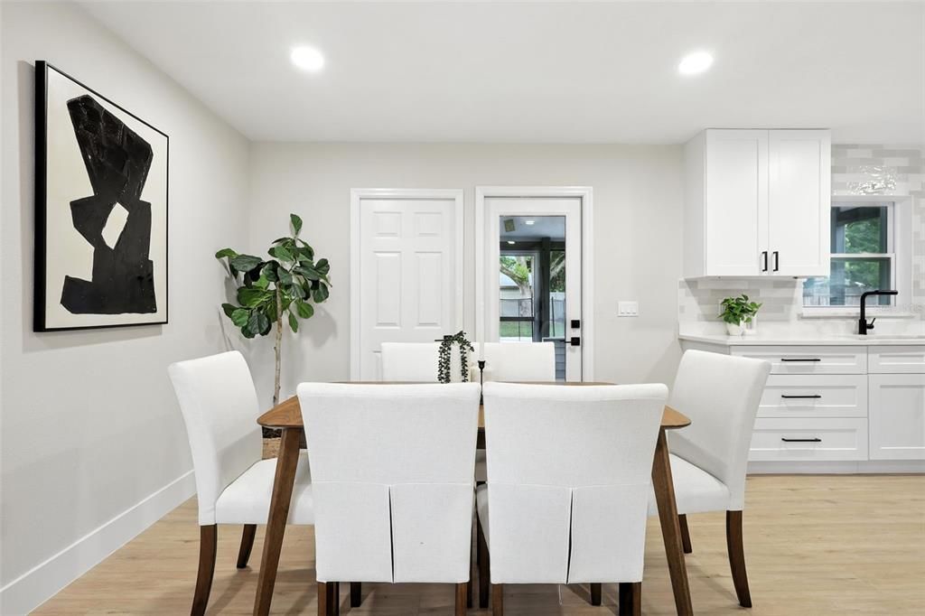 合同活跃: $420,000 (4 贝兹, 3 浴室, 1499 平方英尺)