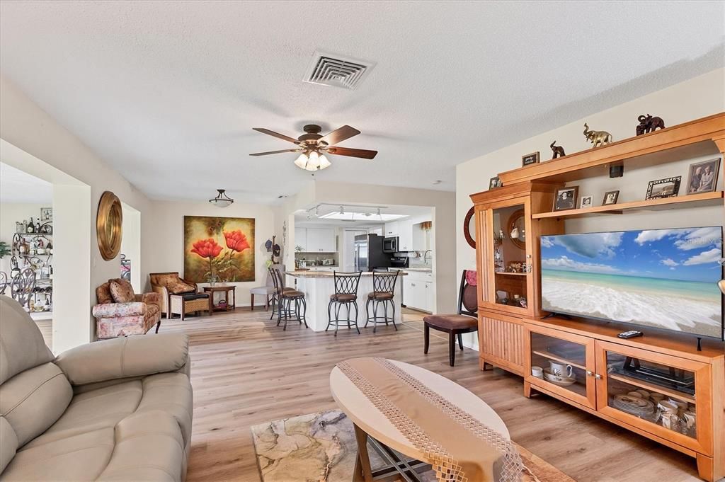 Active With Contract: $257,500 (2 beds, 2 baths, 1505 Square Feet)