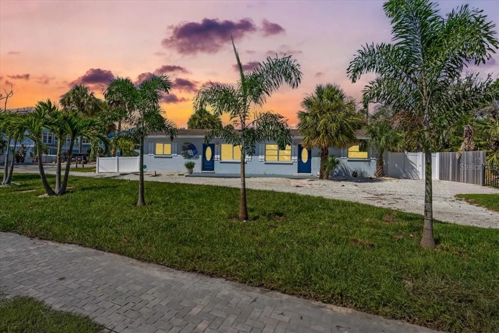 Recently Sold: $1,295,000 (4 beds, 4 baths, 1593 Square Feet)