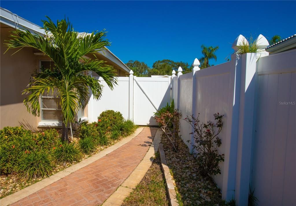 待售: $520,000 (2 贝兹, 2 浴室, 1824 平方英尺)