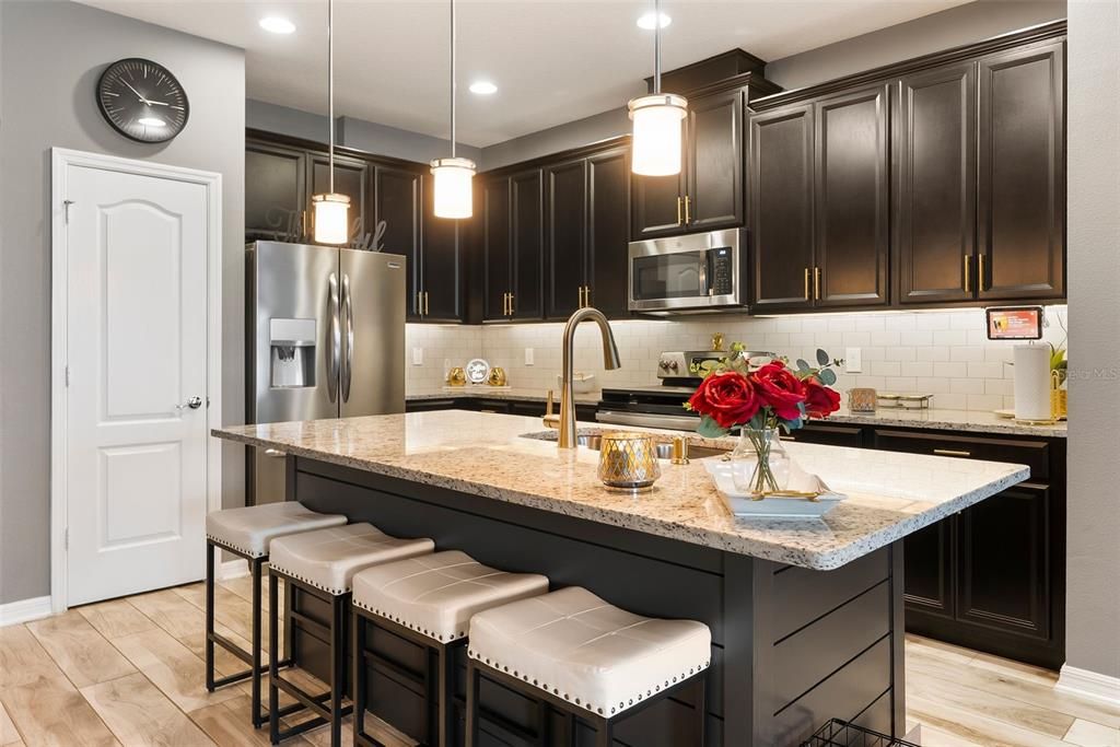 合同活跃: $370,000 (3 贝兹, 2 浴室, 1846 平方英尺)