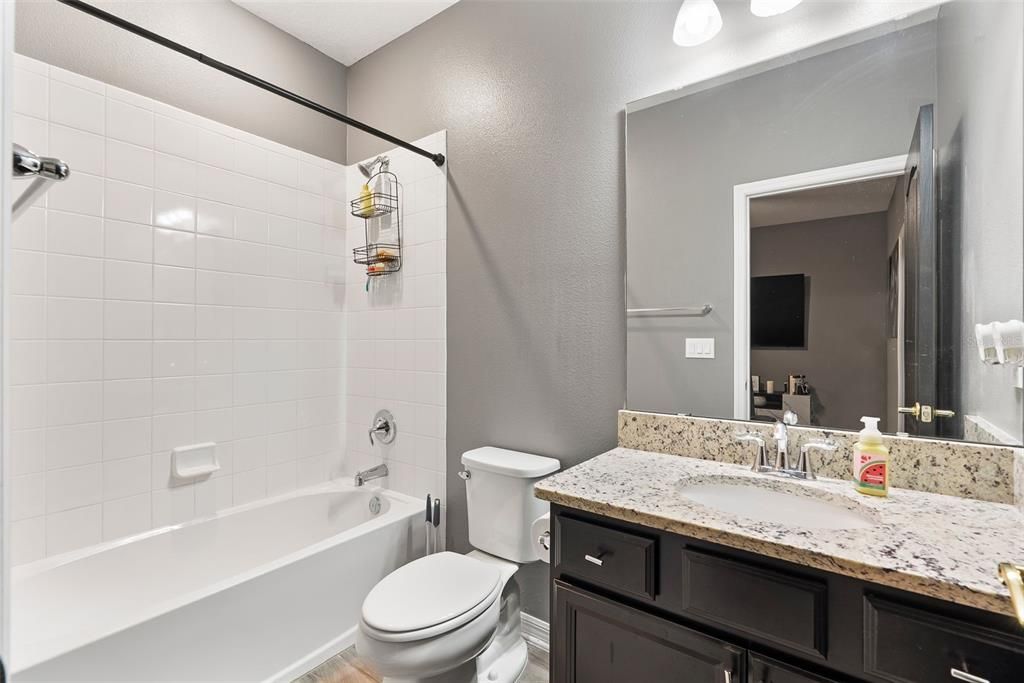 合同活跃: $370,000 (3 贝兹, 2 浴室, 1846 平方英尺)