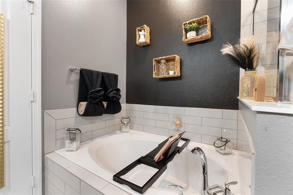 合同活跃: $370,000 (3 贝兹, 2 浴室, 1846 平方英尺)