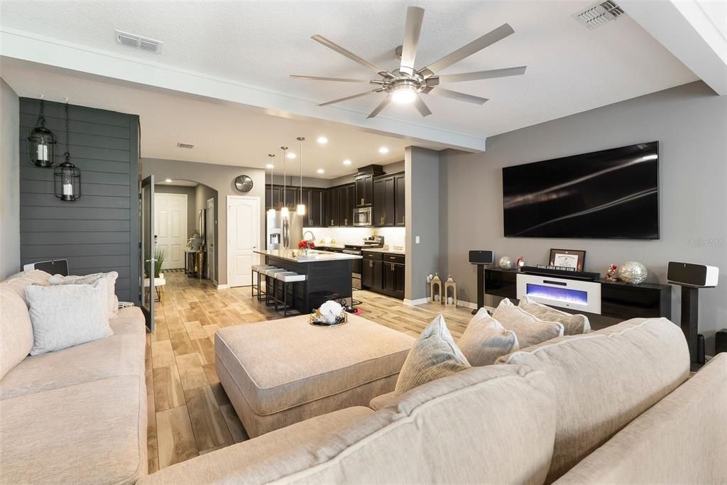 合同活跃: $370,000 (3 贝兹, 2 浴室, 1846 平方英尺)