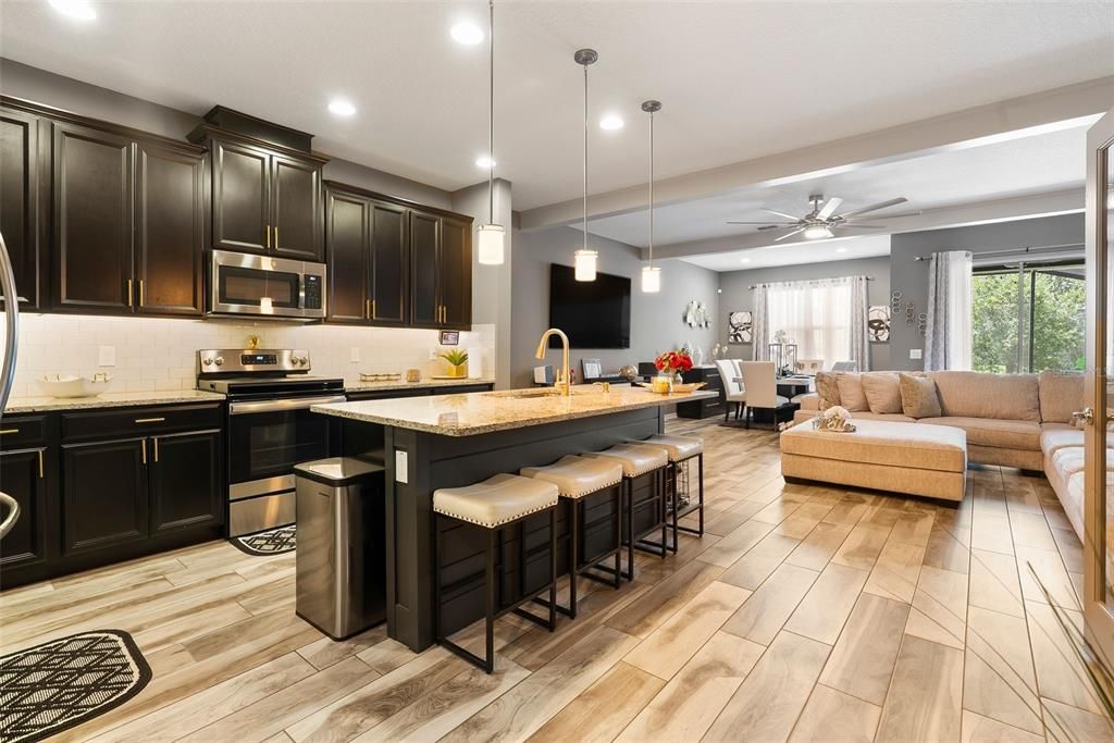 合同活跃: $370,000 (3 贝兹, 2 浴室, 1846 平方英尺)