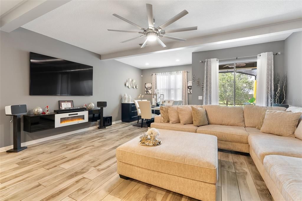 合同活跃: $370,000 (3 贝兹, 2 浴室, 1846 平方英尺)