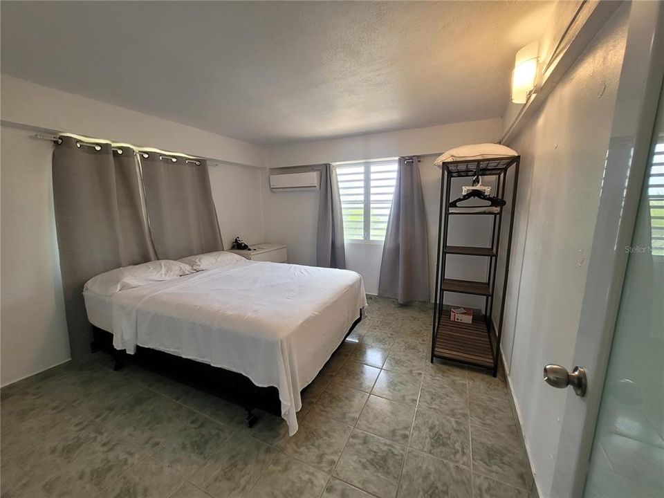 For Sale: $350,000 (5 beds, 3 baths, 2565 Square Feet)