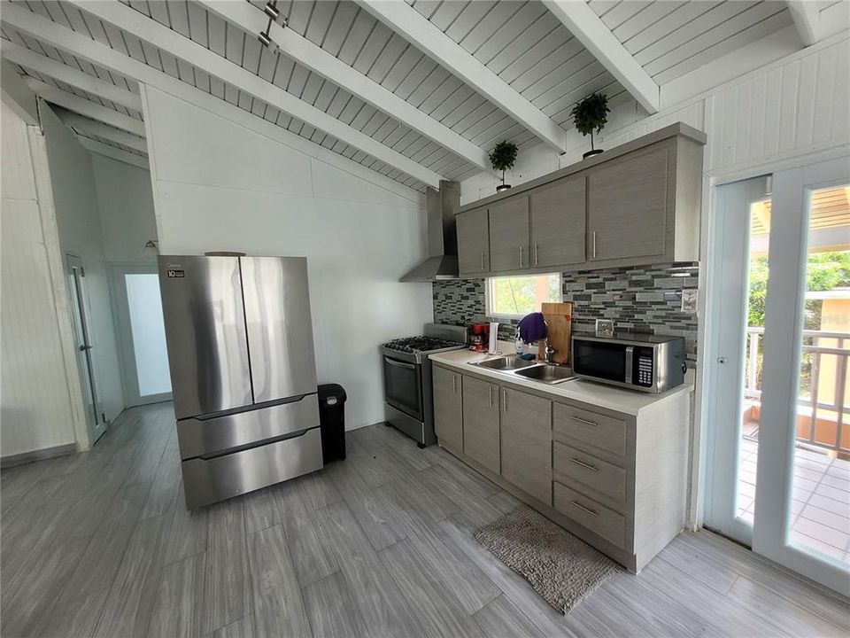 For Sale: $350,000 (5 beds, 3 baths, 2565 Square Feet)