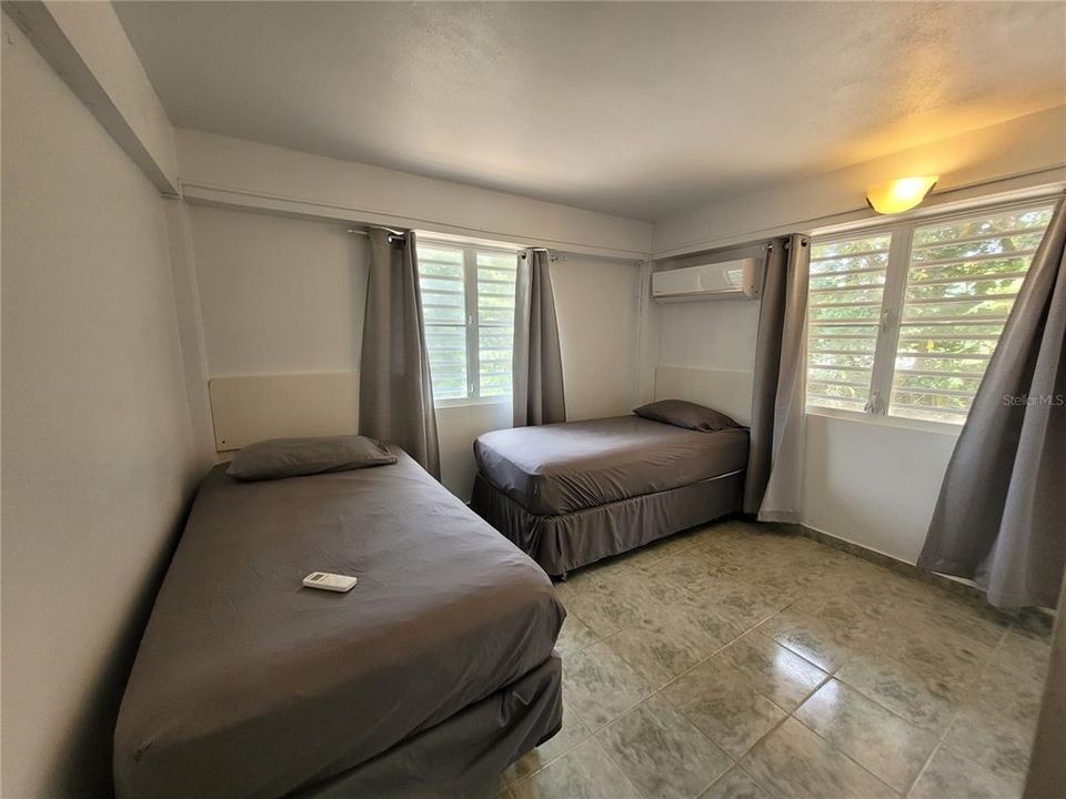 For Sale: $350,000 (5 beds, 3 baths, 2565 Square Feet)