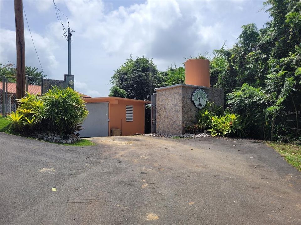 For Sale: $350,000 (5 beds, 3 baths, 2565 Square Feet)