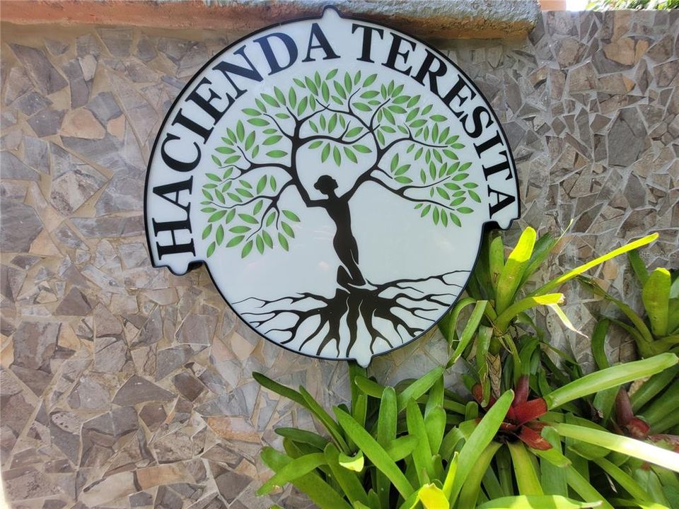 For Sale: $350,000 (5 beds, 3 baths, 2565 Square Feet)