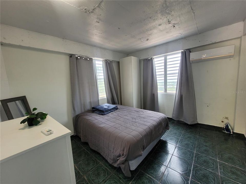 For Sale: $350,000 (5 beds, 3 baths, 2565 Square Feet)