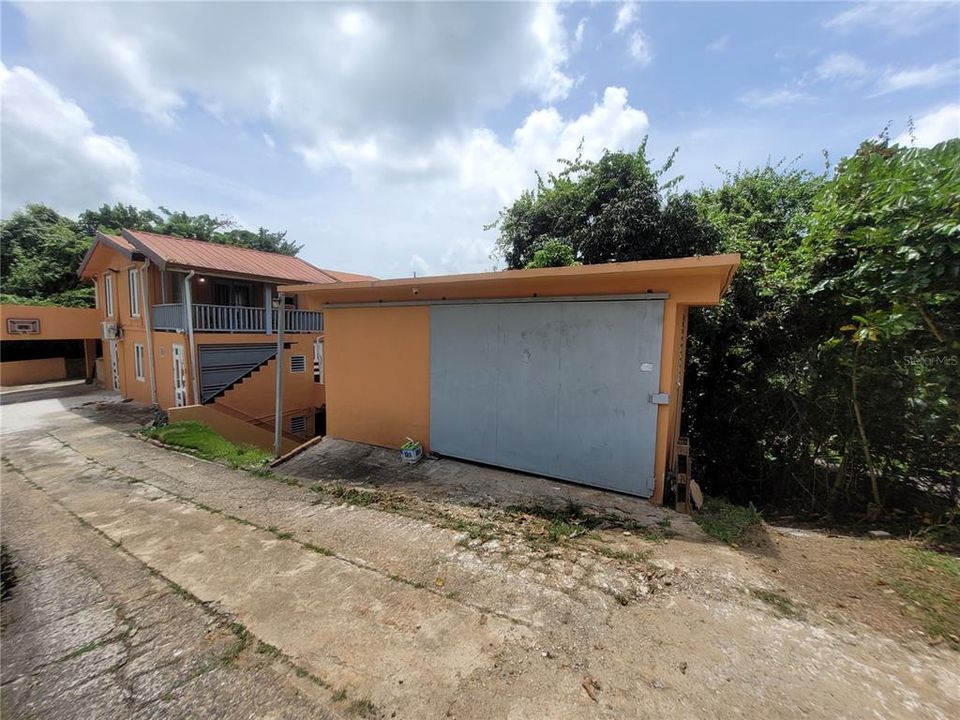 For Sale: $350,000 (5 beds, 3 baths, 2565 Square Feet)