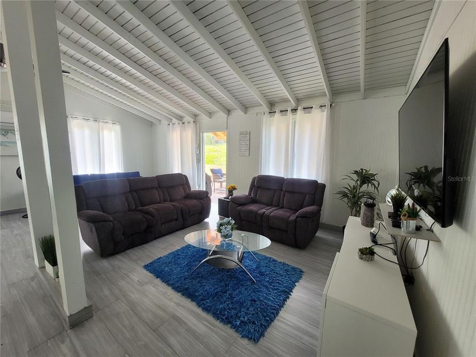 For Sale: $350,000 (5 beds, 3 baths, 2565 Square Feet)