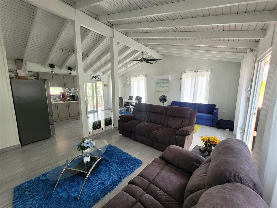 For Sale: $350,000 (5 beds, 3 baths, 2565 Square Feet)