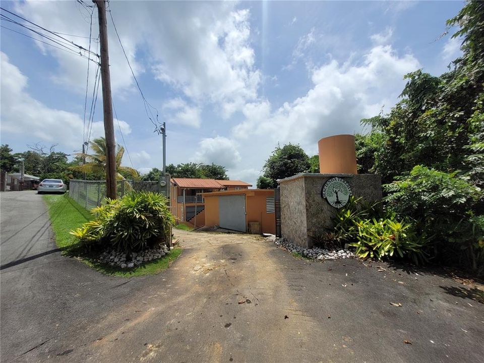 For Sale: $350,000 (5 beds, 3 baths, 2565 Square Feet)