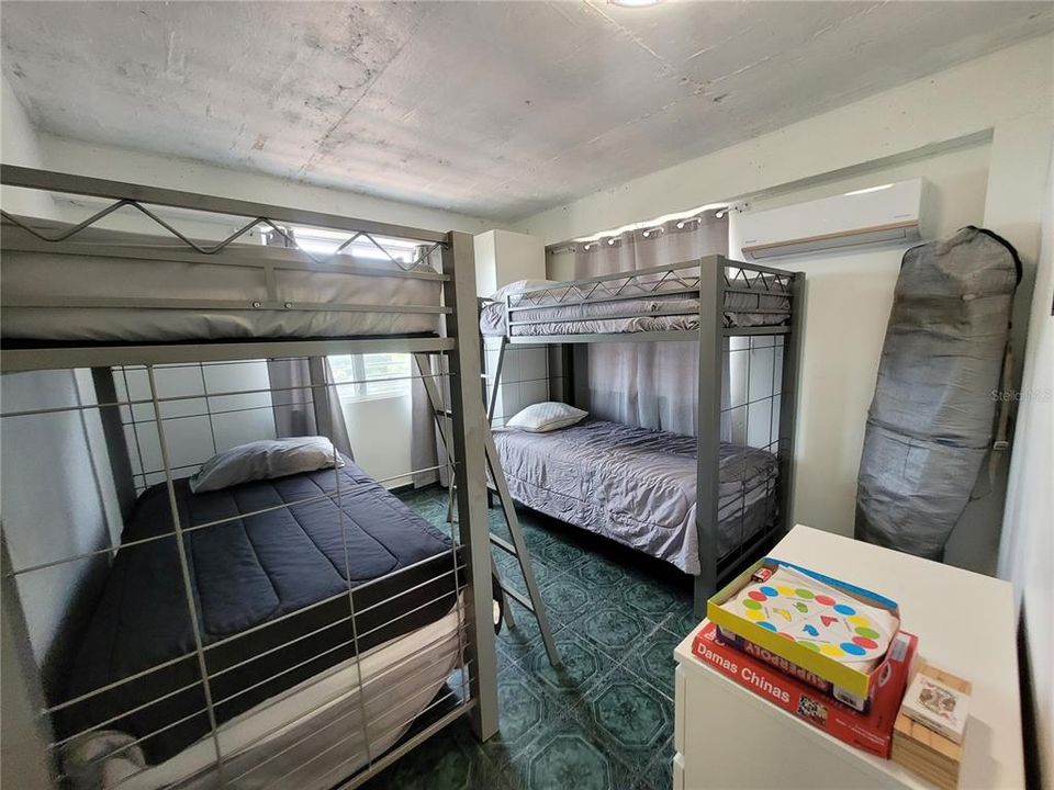 For Sale: $350,000 (5 beds, 3 baths, 2565 Square Feet)