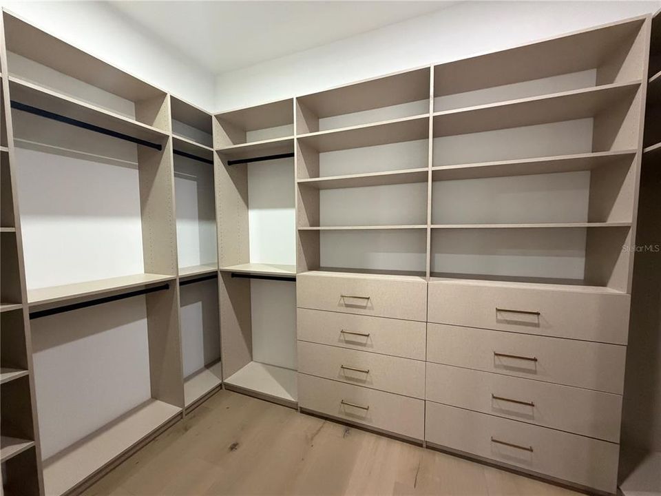 Activo con contrato: $854,000 (4 camas, 3 baños, 2167 Pies cuadrados)