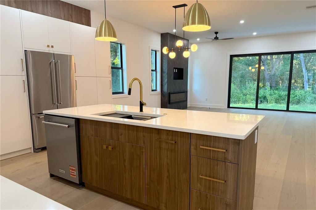 Activo con contrato: $854,000 (4 camas, 3 baños, 2167 Pies cuadrados)