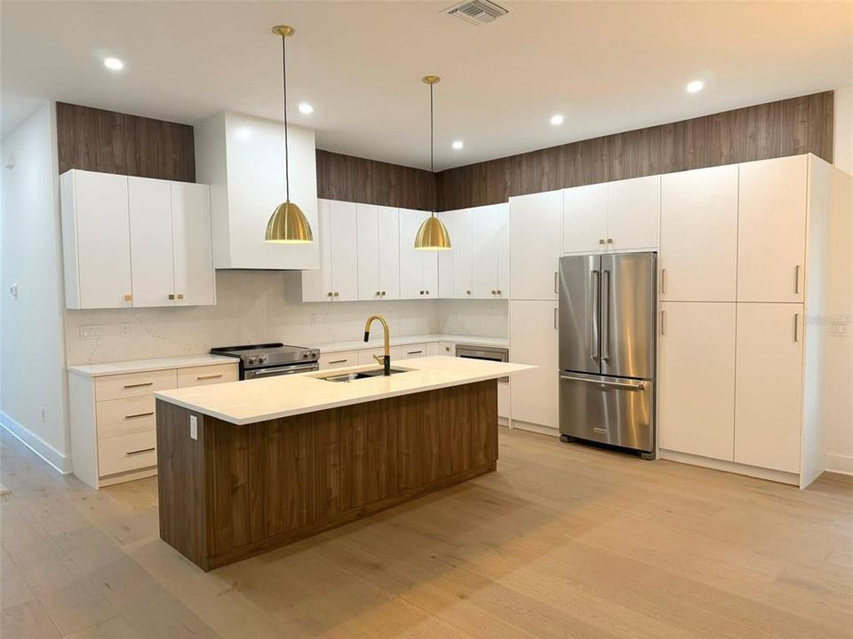 Activo con contrato: $854,000 (4 camas, 3 baños, 2167 Pies cuadrados)