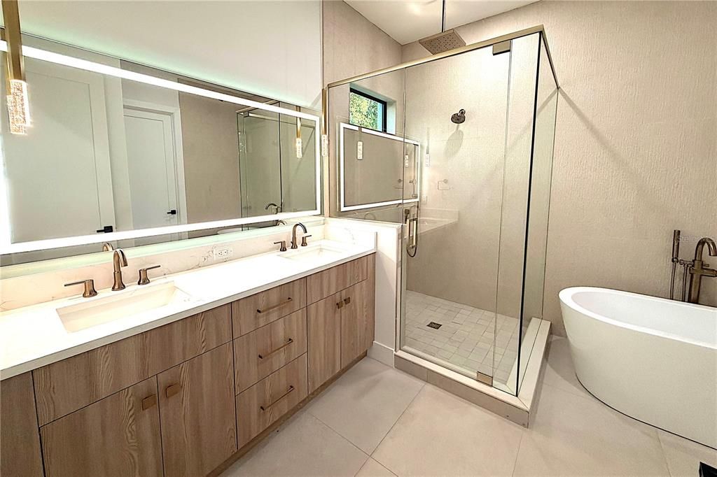 Activo con contrato: $854,000 (4 camas, 3 baños, 2167 Pies cuadrados)