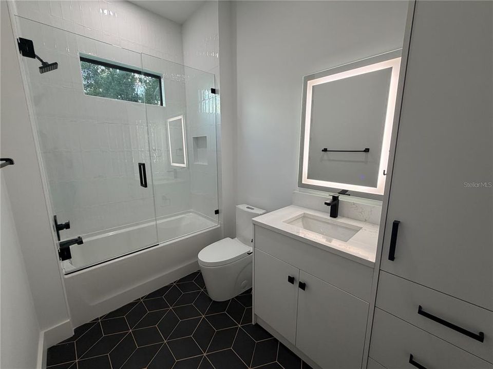 Activo con contrato: $854,000 (4 camas, 3 baños, 2167 Pies cuadrados)