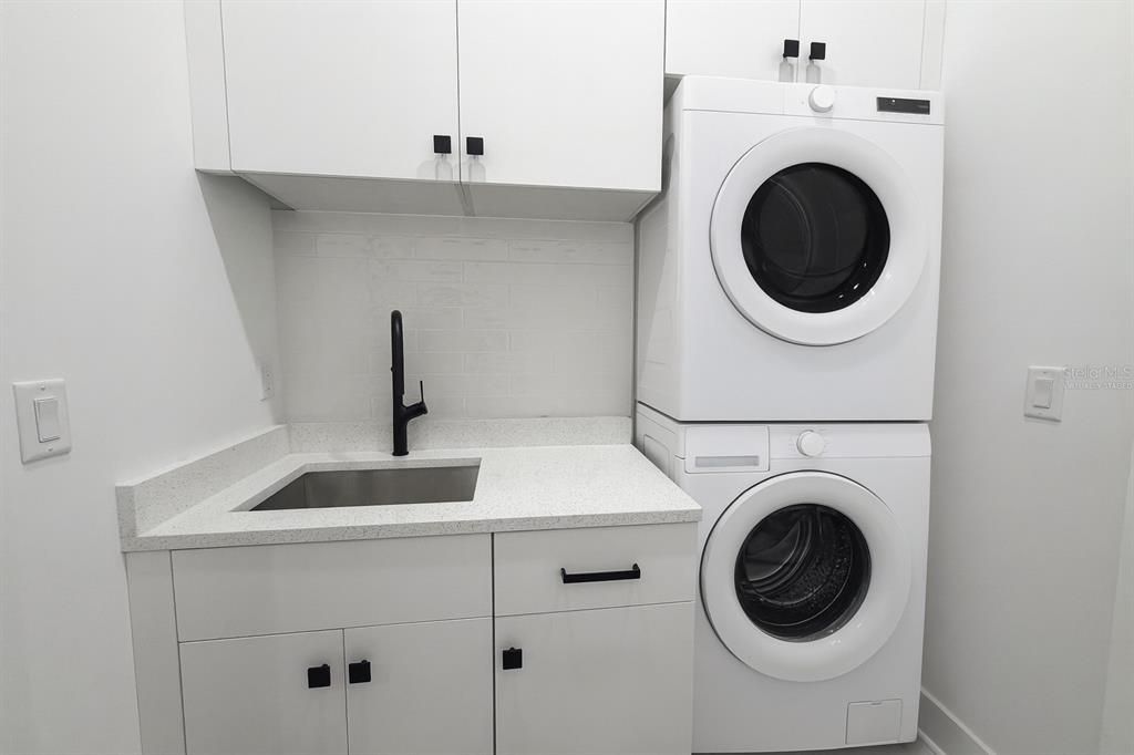 Activo con contrato: $854,000 (4 camas, 3 baños, 2167 Pies cuadrados)