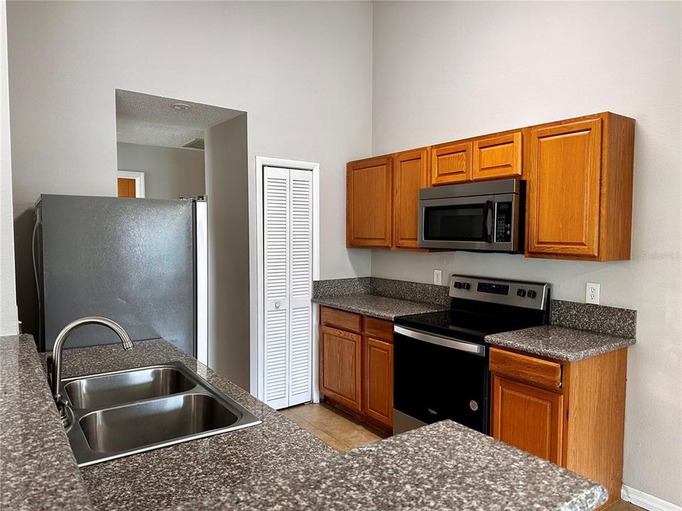 Active With Contract: $250,000 (2 beds, 2 baths, 1125 Square Feet)