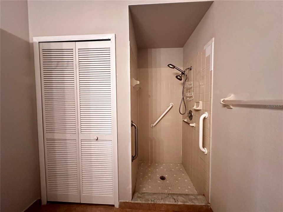 Active With Contract: $250,000 (2 beds, 2 baths, 1125 Square Feet)