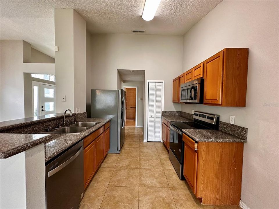 Active With Contract: $250,000 (2 beds, 2 baths, 1125 Square Feet)