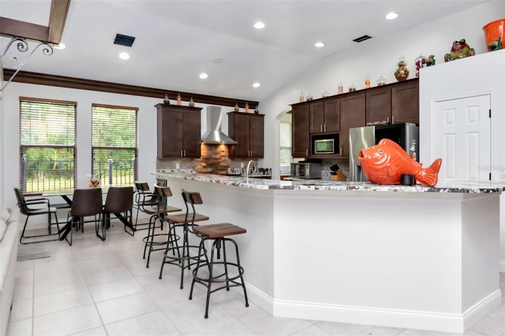 Под контрактом: $999,990 (5 спален, 5 ванн, 3720 Квадратных фут)