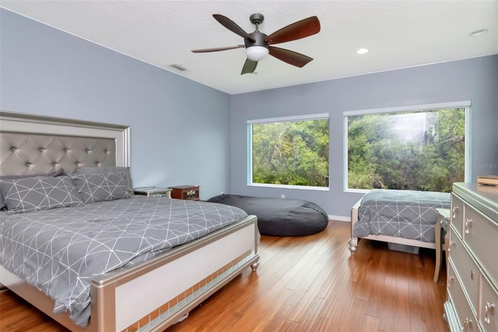 Под контрактом: $999,990 (5 спален, 5 ванн, 3720 Квадратных фут)