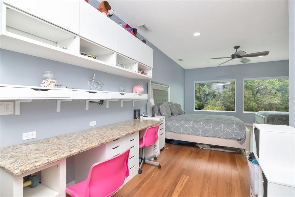 Под контрактом: $999,990 (5 спален, 5 ванн, 3720 Квадратных фут)